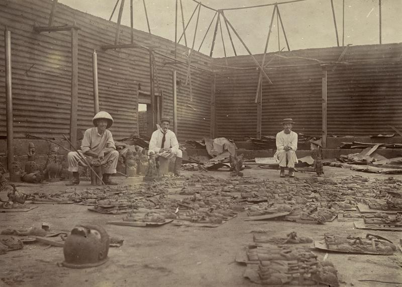 British soldiers with Benin bronze plaques 1897 British soldiers with Benin bronze plaques 1897