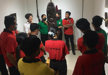 Mhao Aaron Odyuo with students of Japfu Christian College at the exhibition (The Highland Institute, 29.4.2022; photo: Christian Poske)